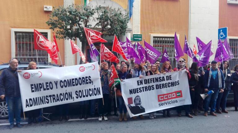 CONCENTRACIÓN. <i> Trabajadoras, apoyadas por UGT y CC OO, durante la concentración ante la Delegación Territorial de Educación en Jaén.</i>