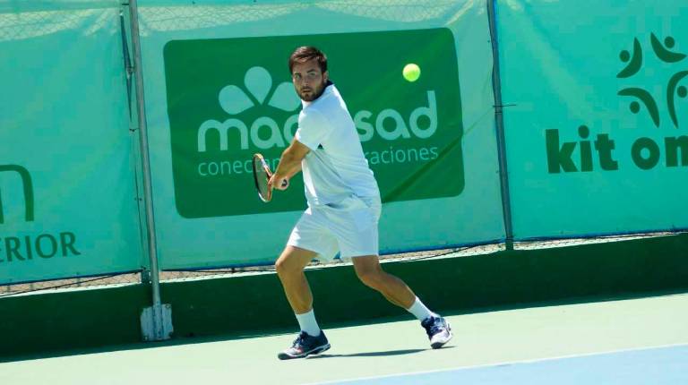 <span class=mln_uppercase_mln>ENCUENTROS</span><i>. El francés Romain Bauvy y el sueco Jonathan Mridha golpen la bola en los partidos disputados ayer.</i>