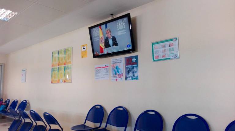 URGENCIAS. <i>En la sala de espera de urgencias, ayer a media mañana, casi no había acompañantes de pacientes. Cinco personas atendían por la televisión la rueda de prensa diaria del coordinador del dispositivo, Fernando Simón.</i>