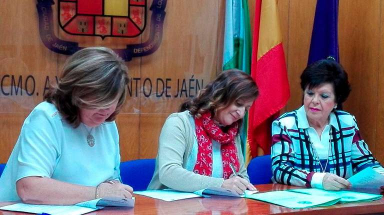 <span class=mln_uppercase_mln>actos. </span><i>Antiguos alumnos de Maristas visitan la sede. A la derecha, voluntarias en la campaña “Razones para vivir”. Abajo, firma del convenio de mayores.</i>
