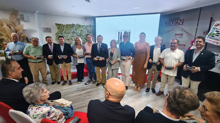 <i>José Luis Manrique, Sebastián López, Miguel Sánchez de Alcázar, Miguel Moreno, María Estela Palacios, Felipe López, Juan Bautista Lillo, Ana María Gómez, Luis Mariano Camacho, Ana María Gómez, Lope Morales, José Castro y Mario Navarro, en el acto de Diario JAÉN. / Agustín Muñoz / Diario JAÉN. </i>