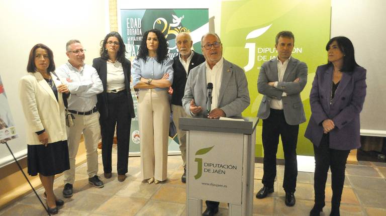 <i>Sonia Balarezo, Antonio Domínguez, Lola Pastor, Isabel Moreno, Osamah El-Rubaidi, Julio Millán, Julio Millán (sobrino) y Francisca Medina; y público en la exposición. / F. Gaitán. / Diario JAÉN.</i>