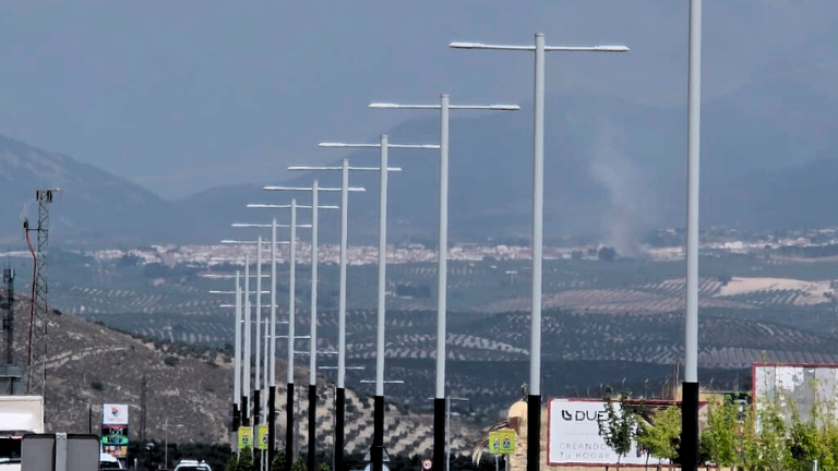 Un incendio en una parcela de Mancha Real genera una lengua de humo visible a varios kilómetros