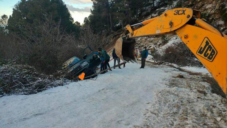 Varios vehículos se salen de la carretera en la casada del Zurreón en Torres