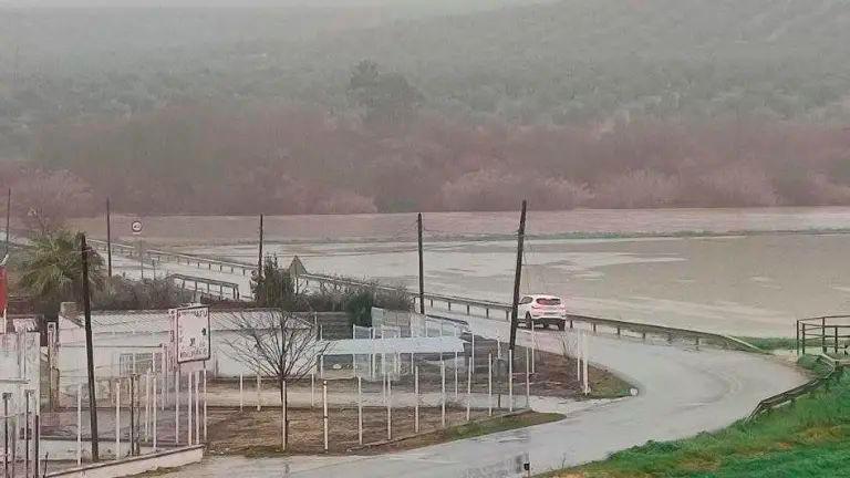 Imagen del pasado 4 de febrero, cuando la vía estaba desbordada por el río.