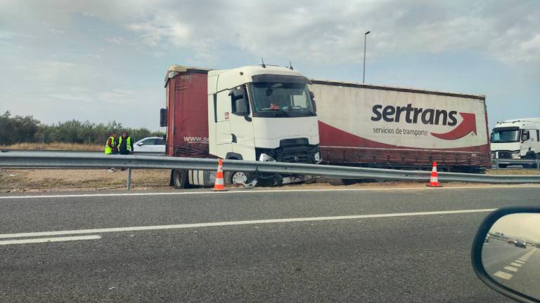 Aparatoso accidente de un camión en Jaén sin heridos