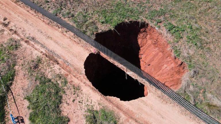 Enorme socavón en el entorno de la Mina los Lores de Linares