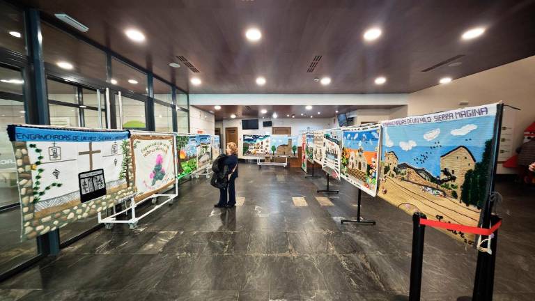 Una de las mujeres de Enganchadas de un Hilo hace un recorrido por las obras que componen la muestra “Tejiendo Mágina”.