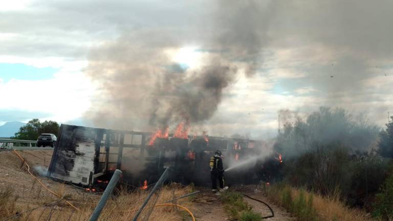 [VÍDEO] El choque de dos camiones y el incendio de uno ellos corta un carril de la A-44 en Mengíbar