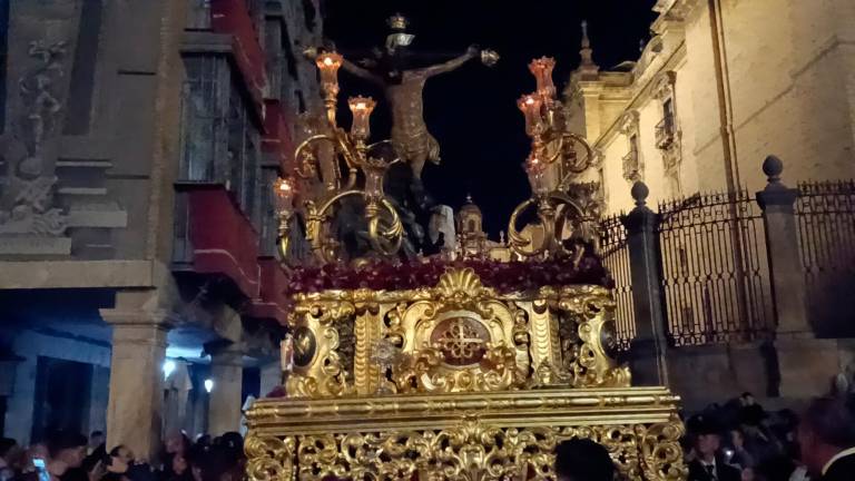 La Clemencia borra el recuerdo de la lluvia del año pasado y resplandece por la ciudad
