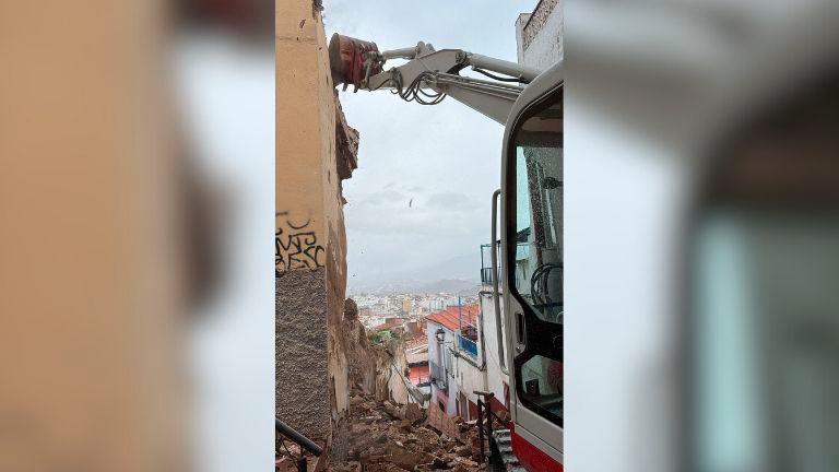 Derribo controlado de la vivienda afectada en la calle Positillo