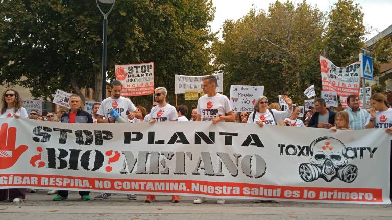 Una multitud clama contra las plantas de biometano en Mengíbar