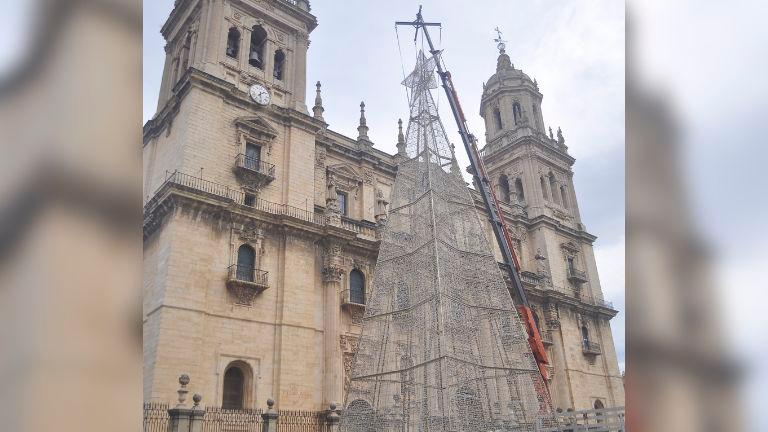 Montaje del árbol de Navidad en la Plaza de Santa María, en Jaén. / Francisco Gaitán / Diario JAÉN.