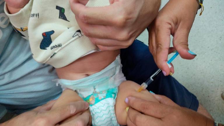 Un bebé recibe una vacuna. Archivo. / Junta de Andalucía.