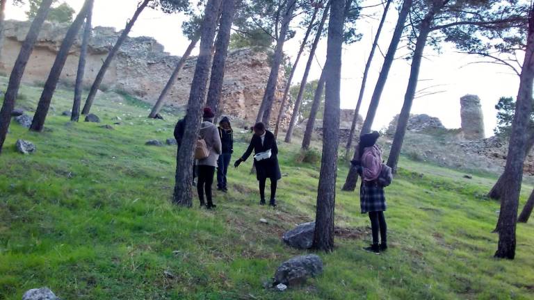 Universitarios participan en la reforestación del sendero islámico del Castillo
