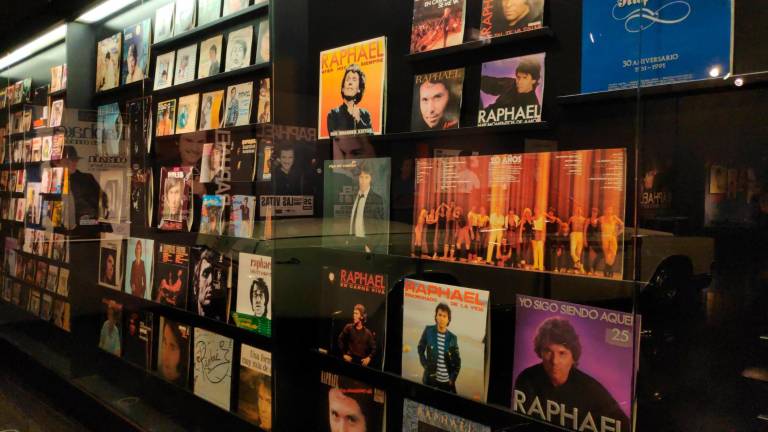 Ña descubre el mito Raphael en su museo