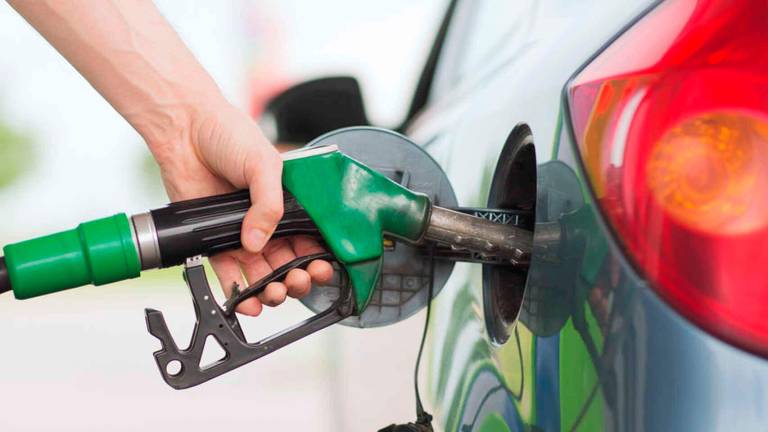 Llenar el depósito de gasolina cuesta 40 euros más caro que hace un año