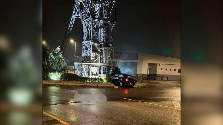 Accidente en Linares tras impactar con el monumento de la Cabria