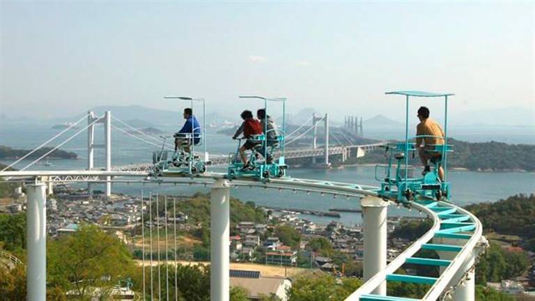 Skycycle, la montaña rusa japonesa que busca la adrenalina a pedales