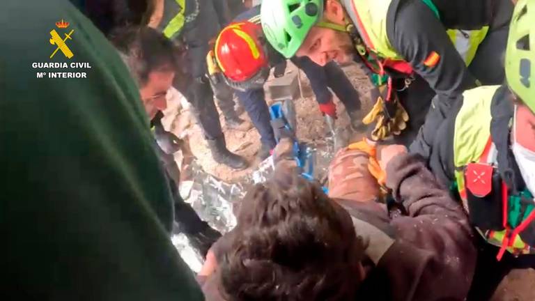 Así rescatan a un hombre con un pie fracturado y aislado en un cortijo de Quesada