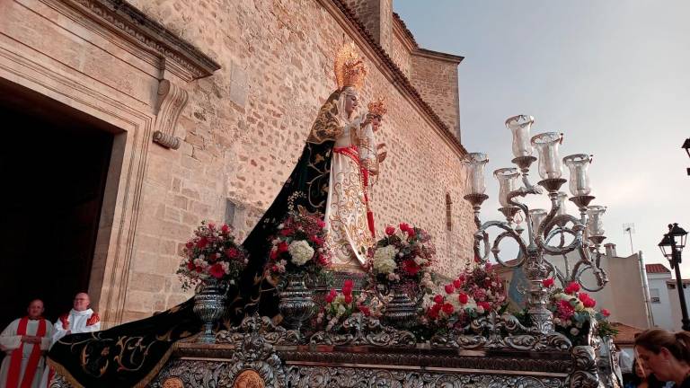 Devoción y pasión en Villacarrillo para venerar al Cristo de la Vera-Cruz y a la Virgen del Rosario