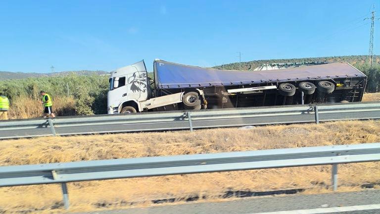Colisión entre dos camiones en el término municipal de Andújar