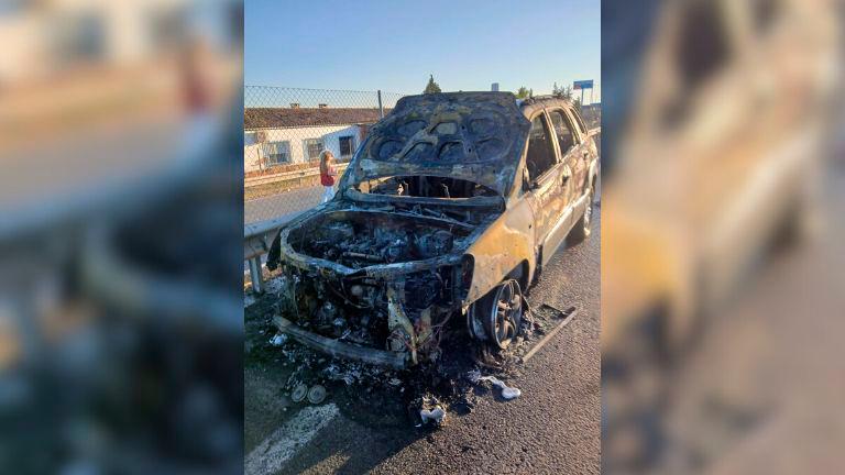 Los bomberos de Andújar sofocan el incendio de un vehículo en la A-4