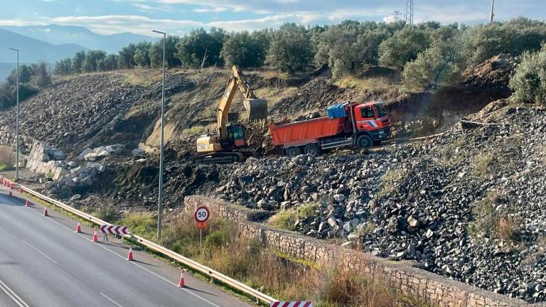 Trabajos para evitar derrumbes en la antigua N-323a