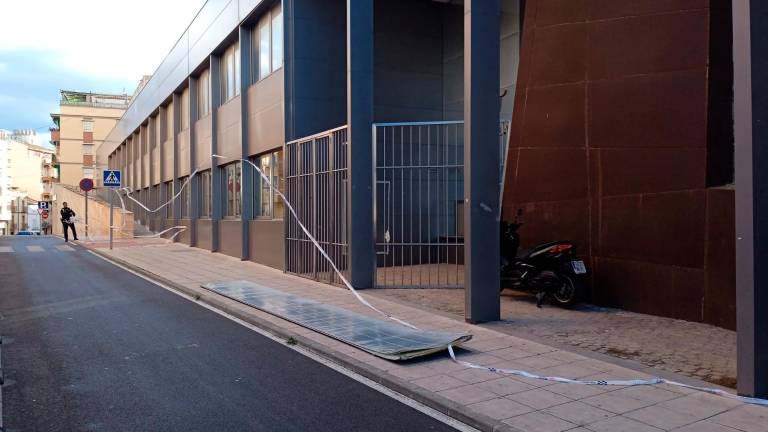 El viento arranca de cuajo dos placas de la fachada del Infanta Leonor