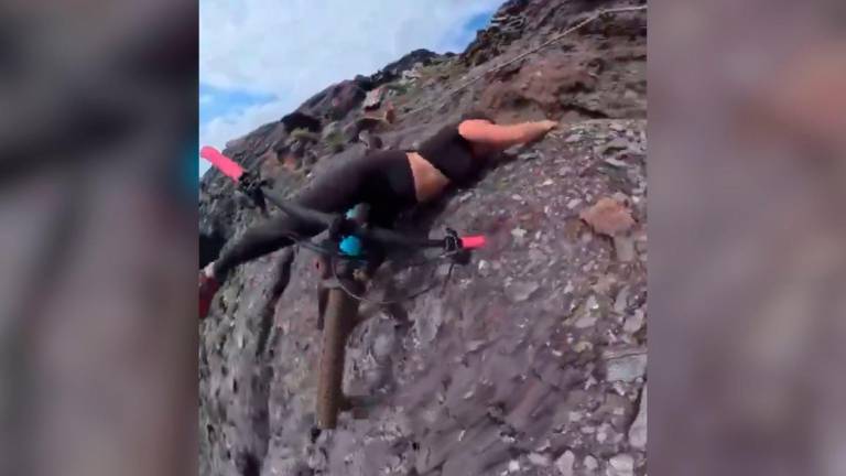 La espeluznante caída de una ciclista que casi acaba en tragedia