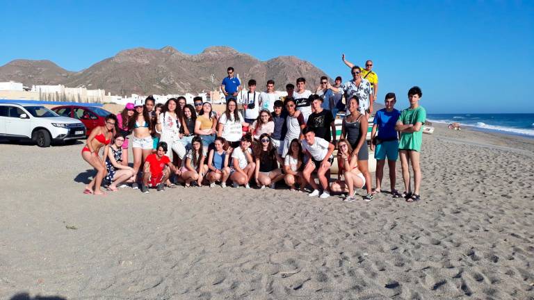 Alumnos del IES Sierra de Segura pasan un día de playa