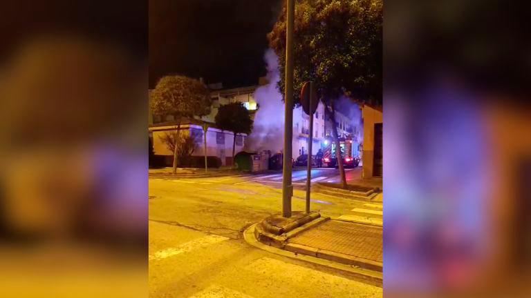 Aparatoso incendio de un contenedor en Alcalá la Real