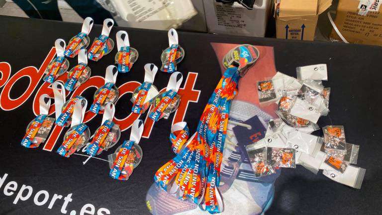 Primeras colas y mucho ambiente en el arranque de la entrega de dorsales de la San Antón