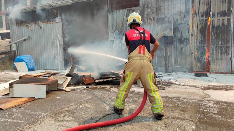Al menos seis personas muertas en el incendio de una fábrica de cosméticos en Turquía
