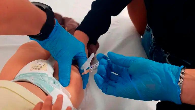 Un sanitario vacuna a un bebé. Archivo. / Junta de Andalucía / Europa Press.
