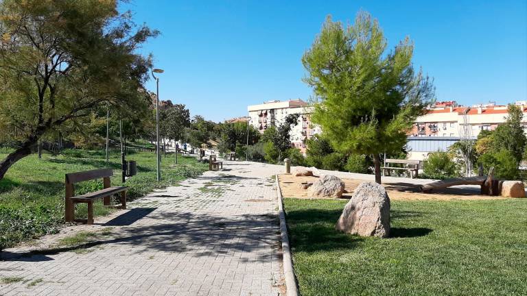 El parque Santi Rodríguez, a oscuras y entre desperdicios