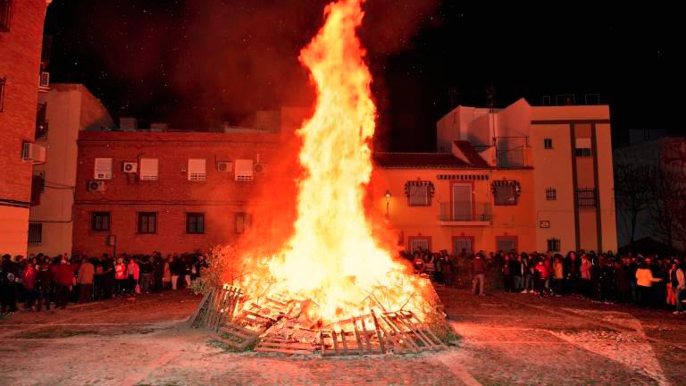 Quince hogueras para celebrar un descafeinado San Antón