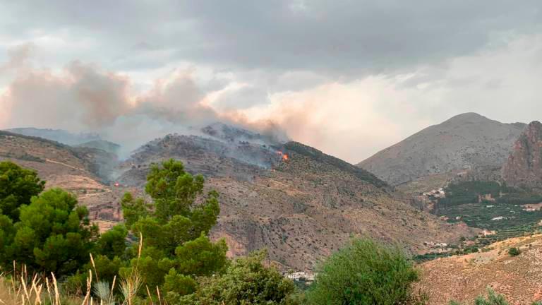 Catorce bomberos forestales siguen trabajando en el incendio de Quesada