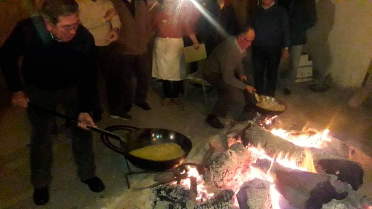 Quesada vive su San Antón entre lumbres y manjares de siempre