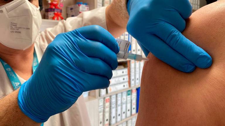 Jesús Aguirre da instrucciones para empezar a inocular la cuarta dosis de la vacuna