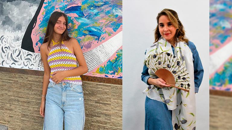 Ainhoa Serrano ante una de sus pinturas, y María Rodríguez con uno de sus abanicos y foulard.