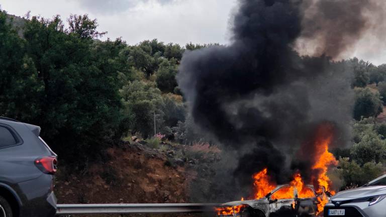 Incendio de un coche en la A-44, a la altura de La Guardia de Jaén