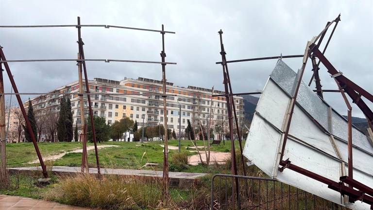 Las rachas de viento echan abajo las vallas publicitarias de la rotonda de La Pajarita