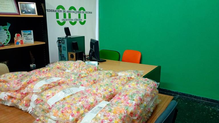 Asociaciones vecinales de Jaén recuperan el reparto de caramelos tras más de 15 años