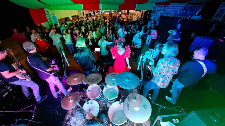 Actuación del grupo Panza Invisible, ayer en la Feria de San Lucas, en Caseta Diario JAÉN.