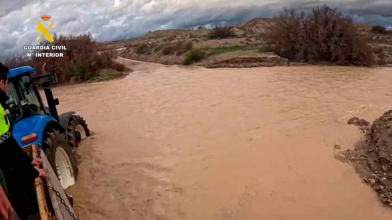 Así rescatan a un hombre con un pie fracturado y aislado en un cortijo de Quesada
