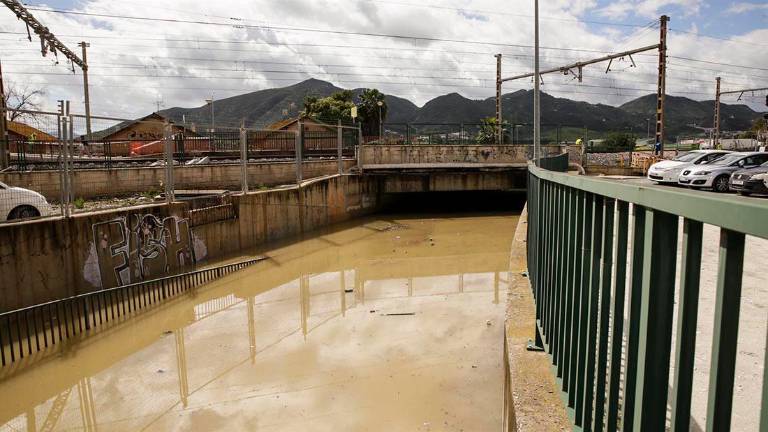 Trasladan al albergue una veintena de vecinos de Cártama desalojados por la crecida del río Guadalhorce
