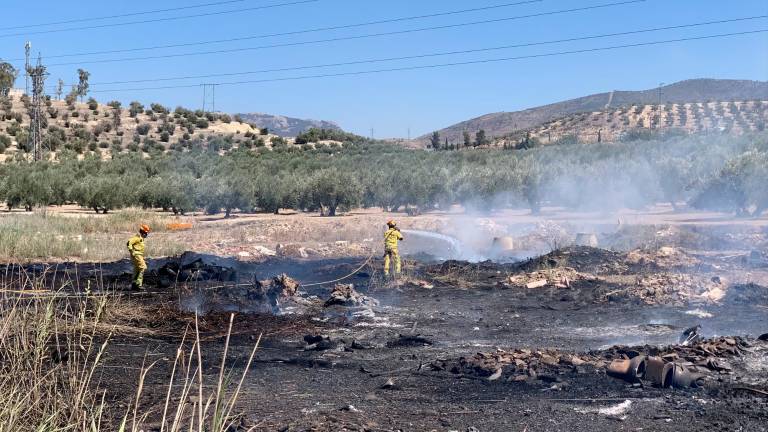 Incendio de escombros en una parcela detrás del Centro Comercial La Loma