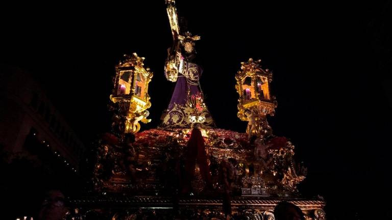 “El Abuelo” regresa al Camarín: las mejores imágenes de su recorrido de Viernes Santo