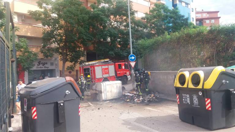 Prenden fuego a un contenedor